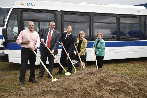 Volvo souligne la première pelletée de terre d'un nouveau centre de livraison client pour Nova Bus et Prevost à Plattsburgh